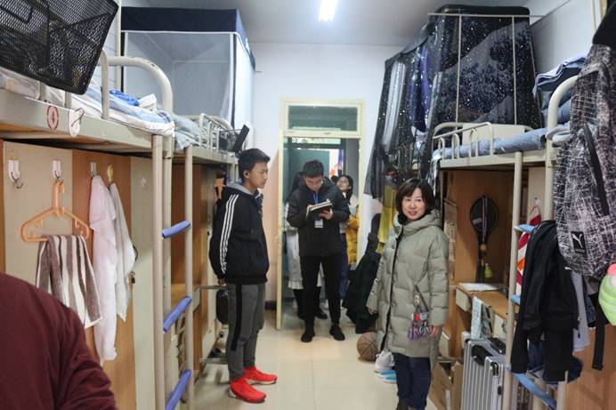 说明: 图片包含 人员, 室内, 地板, 墙壁

描述已自动生成